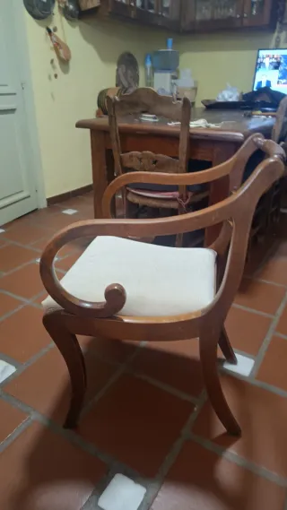 Silla rústica antigua de madera y tela