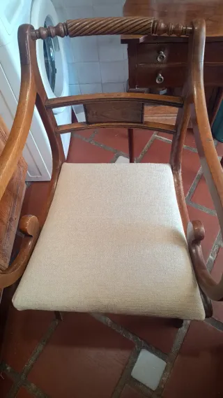 Silla rústica antigua de madera y tela