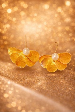 Pendientes dorados con perla