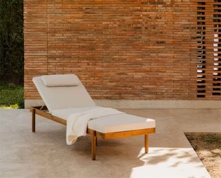 Tumbonas de madera de acacia con cojín.