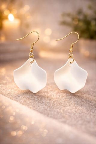 Pendientes pétalo blanco y dorado