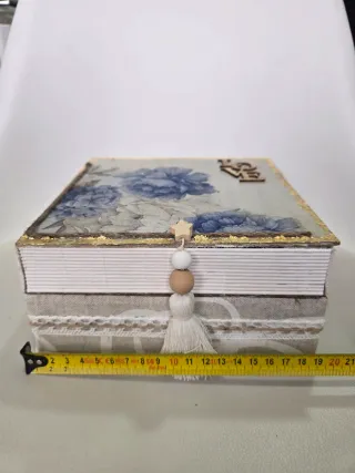 Caja decorada floral LOVE hecha a mano