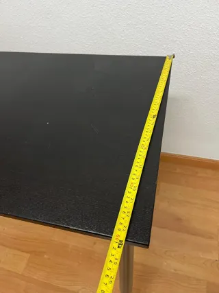 Escritorio elevable negro y plateado