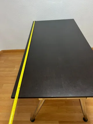 Escritorio elevable negro y plateado