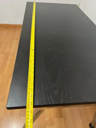 Escritorio elevable negro y plateado