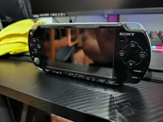 PSP 2004 Negra + Cargador + 32GB