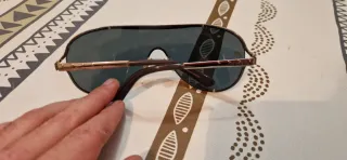 Gafas de sol negras y doradas