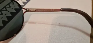 Gafas de sol negras y doradas