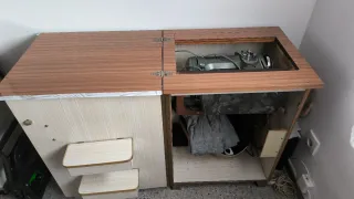 Mueble auxiliar con tapa decorada