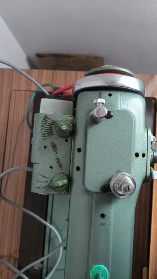 Mueble auxiliar con tapa decorada