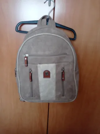 Mochila beige con detalles en cuero