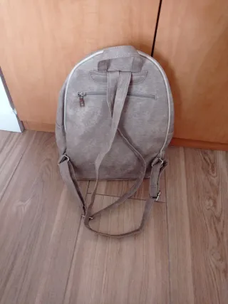 Mochila beige con detalles en cuero