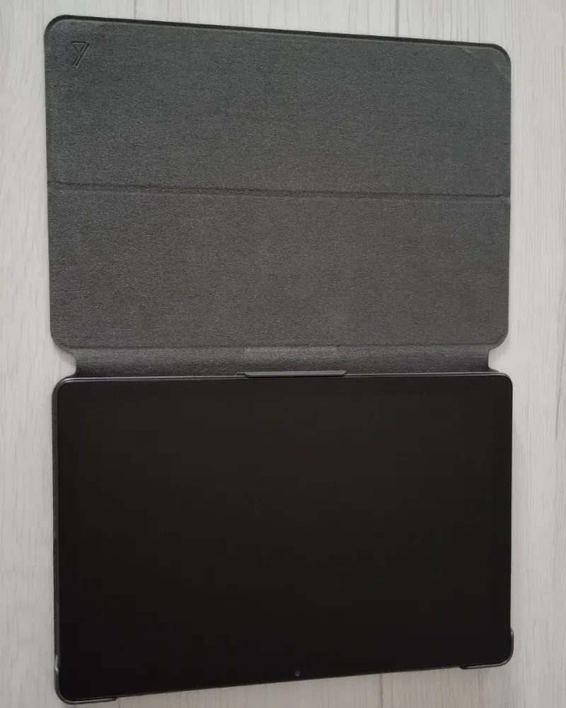 Tablet negro con funda gris