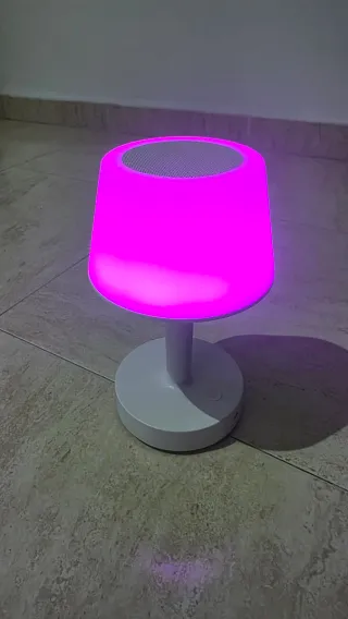 Lámpara de mesa moderna con altavoz y varias luces