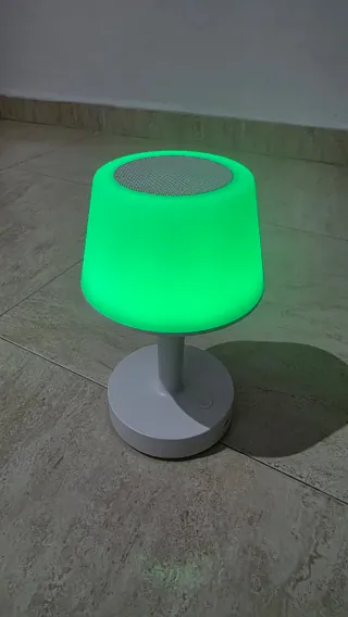 Lámpara de mesa moderna con altavoz y varias luces