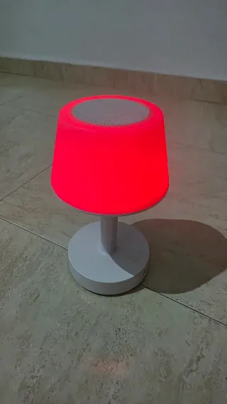 Lámpara de mesa moderna con altavoz y varias luces