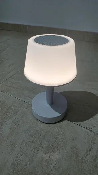 Lámpara de mesa moderna con altavoz y varias luces