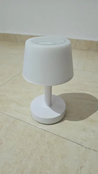 Lámpara de mesa moderna con altavoz y varias luces