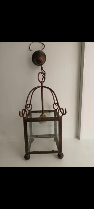 Farol antiguo de metal y cristal