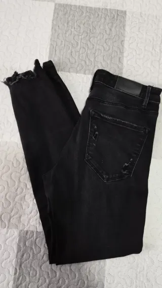 Pantalón pitillo Stradivarius negro Roto Talla M
