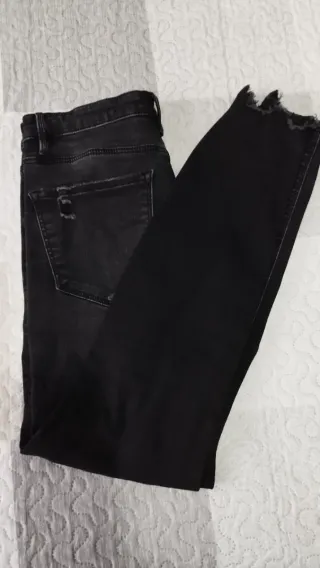 Pantalón pitillo Stradivarius negro Roto Talla M