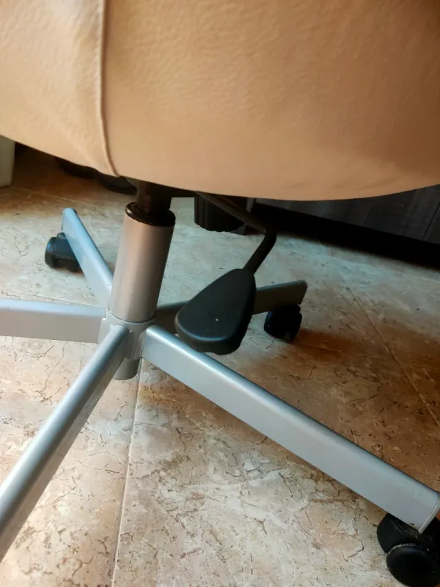 Silla de confidente blanca con cojín rojo