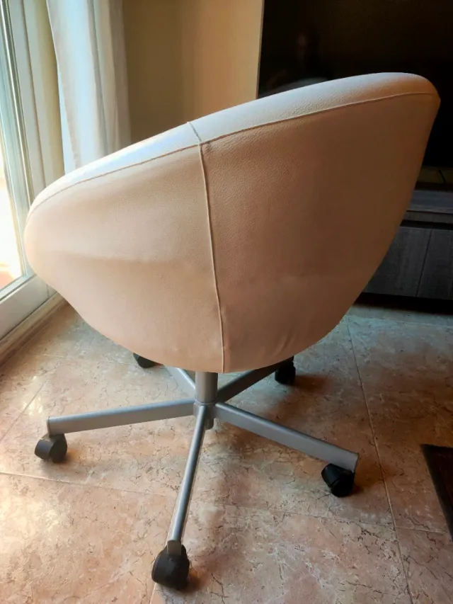 Silla de confidente blanca con cojín rojo