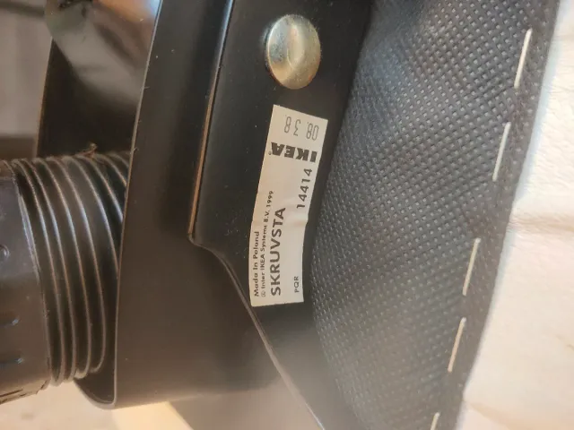 Silla de confidente blanca con cojín rojo