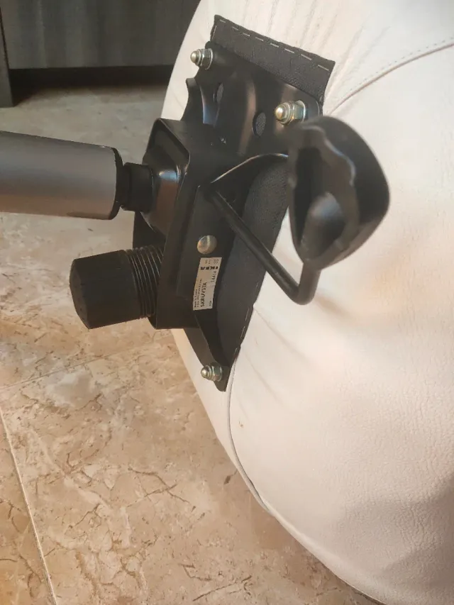 Silla de confidente blanca con cojín rojo