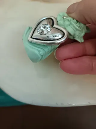 Pagliaccio in resina con cuore placcato argento