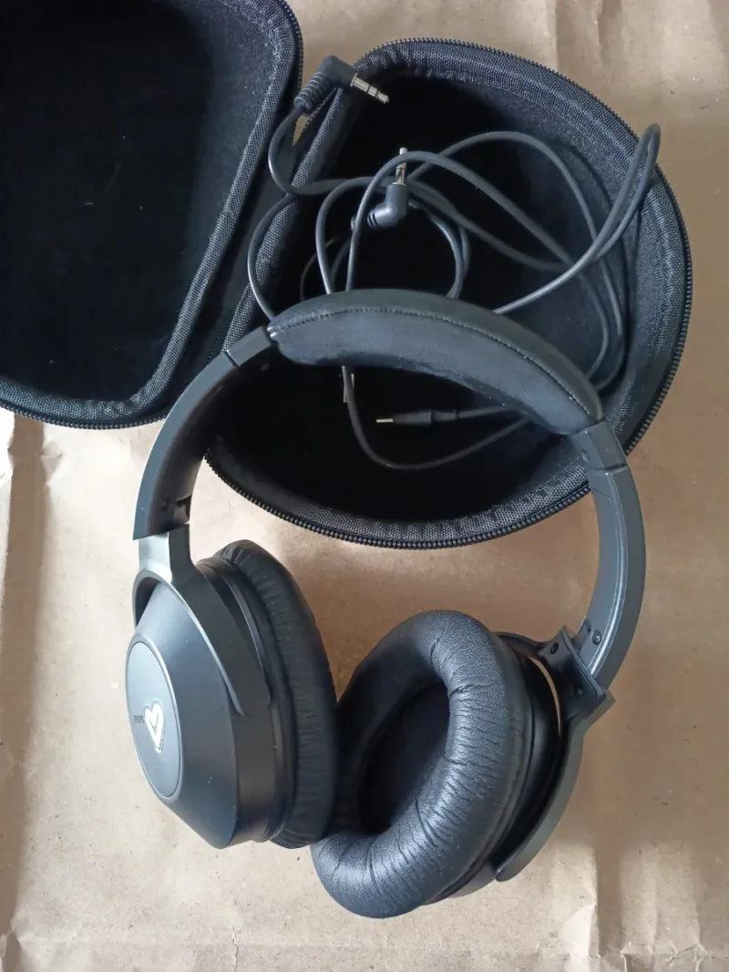 Auriculares negros con funda