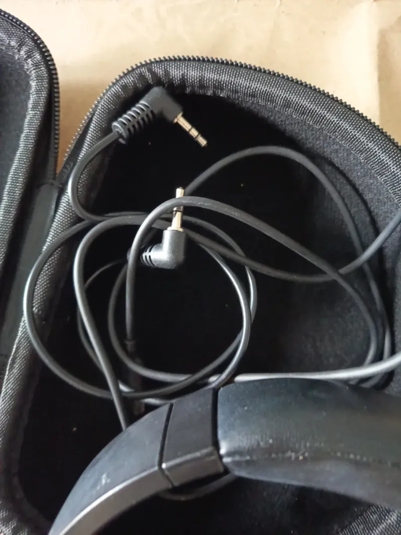 Auriculares negros con funda afbeelding 3