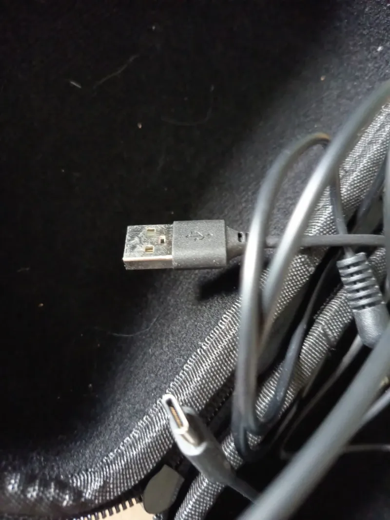 Auriculares negros con funda afbeelding 4