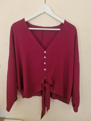 Blusa roja con nudo frontal