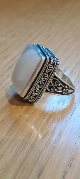 Anello con pietra rettangolare