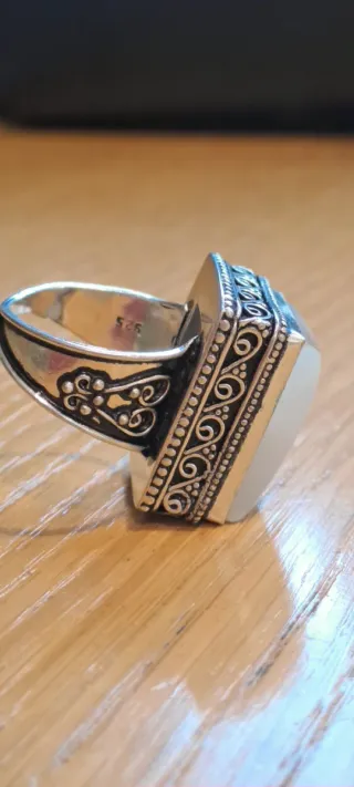 Anello con pietra rettangolare