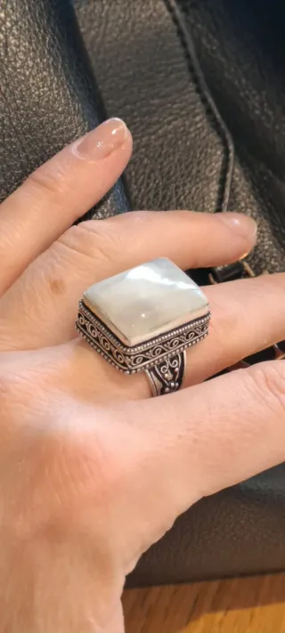 Anello con pietra rettangolare