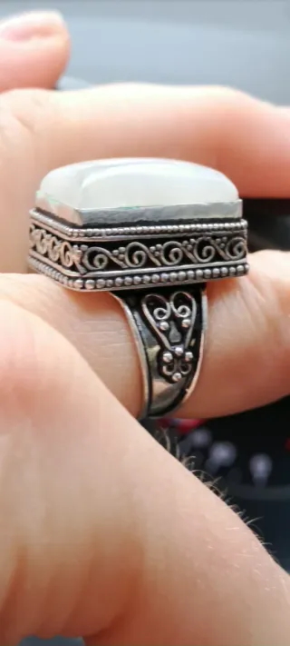 Anello con pietra rettangolare