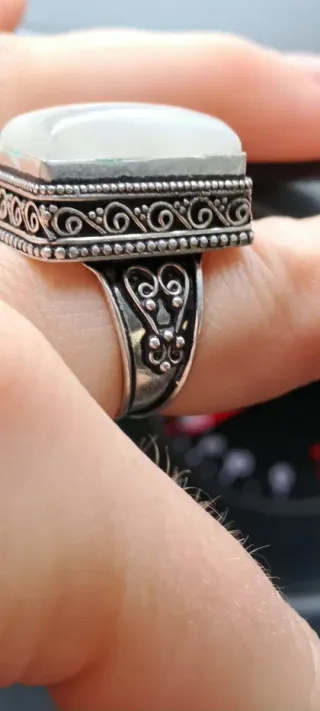 Anello con pietra rettangolare