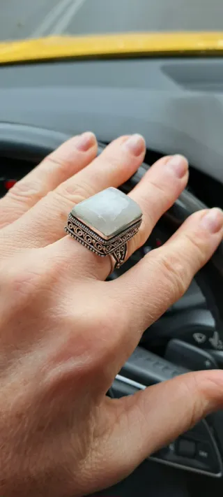 Anello con pietra rettangolare