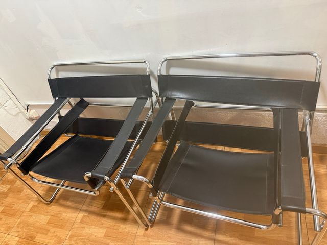 2 Sillas de Cuero Negro y Metal