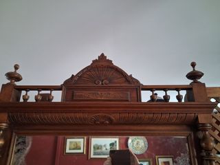 Mueble tocador de madera tallada con lavabo