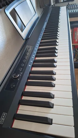 Teclado OQAN QK88P + Pie + Banqueta