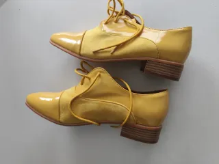 Zapatos amarillos de mujer