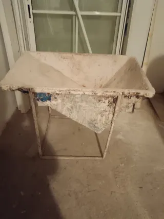 Carretilla de albañil y andamio