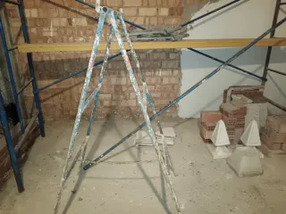 Carretilla de albañil y andamio