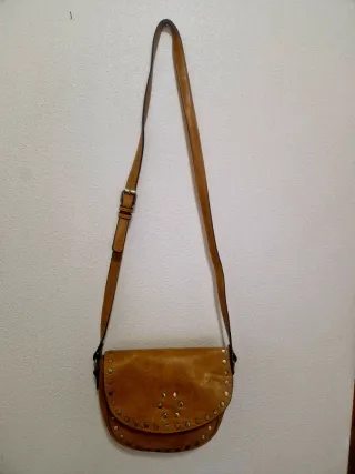 Bolso bandolera marrón con tachuelas