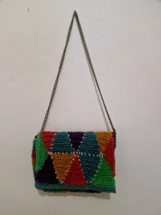 Bolso tejido multicolor con cadena