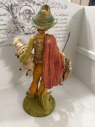 Statua pastore con pecora e sacchi