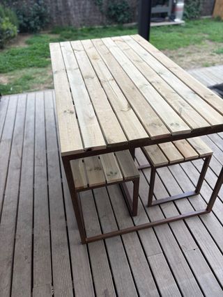Mesa y bancos exterior hierro y madera